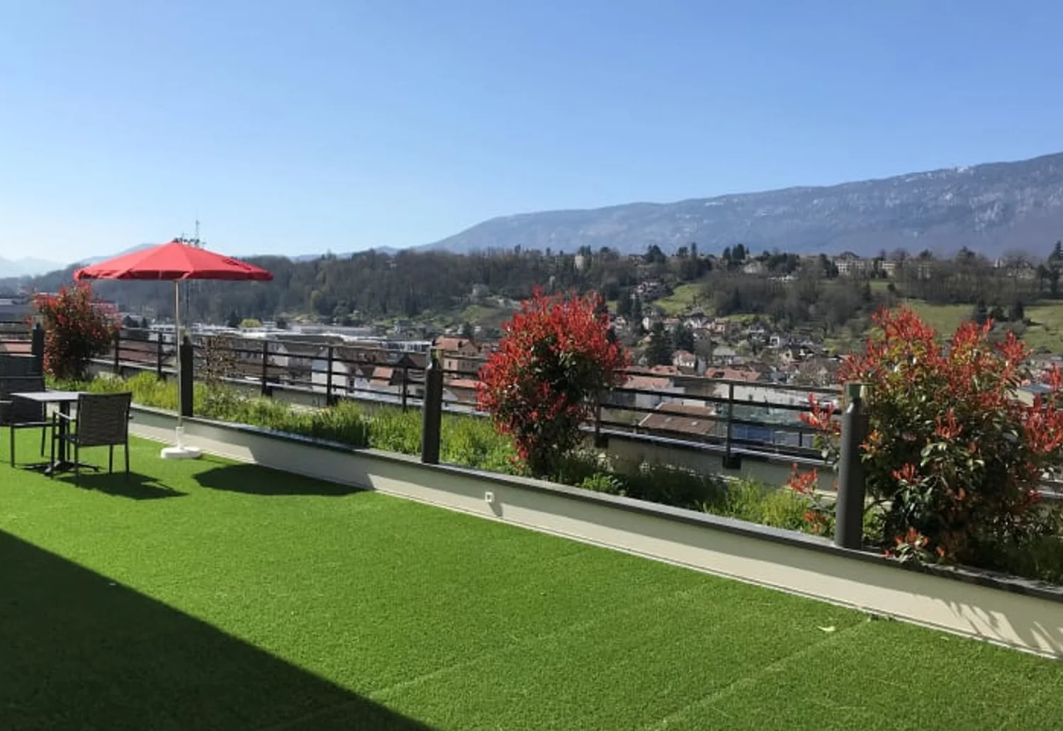 Terrasse panoramique de la résidence OBEO d’Aix-les-Bains, vue sur la ville et les montagnes
