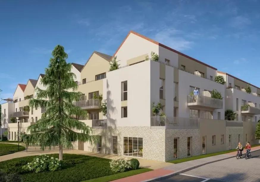 La résidence OBEO d’Éragny-sur-Oise à l’angle de la rue : façades crème à toitures de tuiles, locaux en pied d’immeuble et cyclistes sur la voie verte (perspective d’architecte)