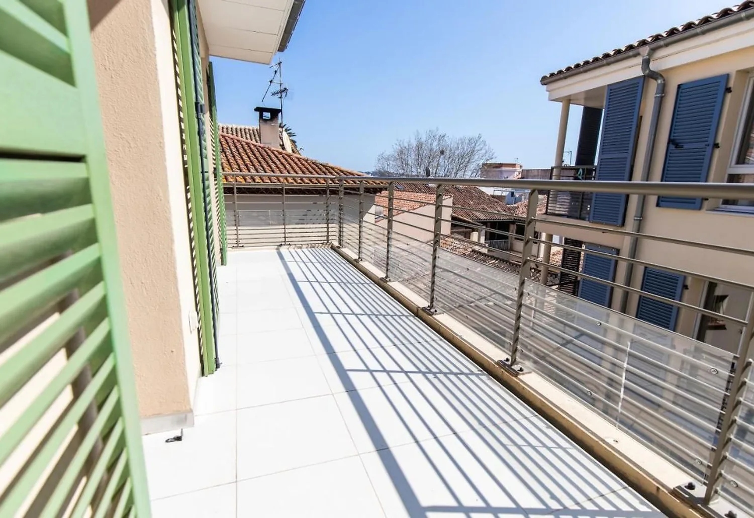 Terrasse privative d'un appartement donnant sur les toits de Fréjus