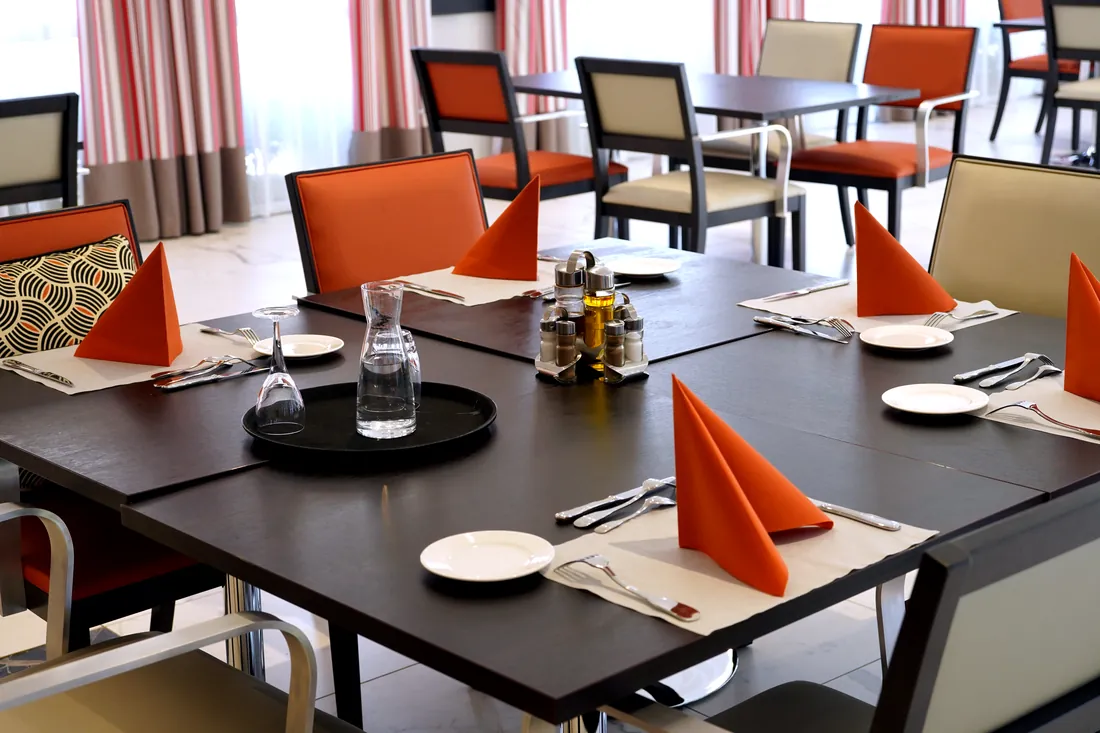 Salle de restaurant d'une résidence OBEO avec tables dressées