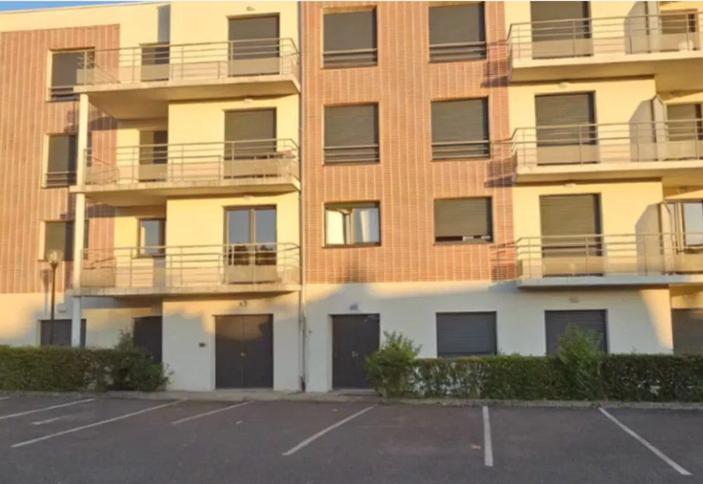 Façade de la résidence OBEO Nevers avec balcons et parking
