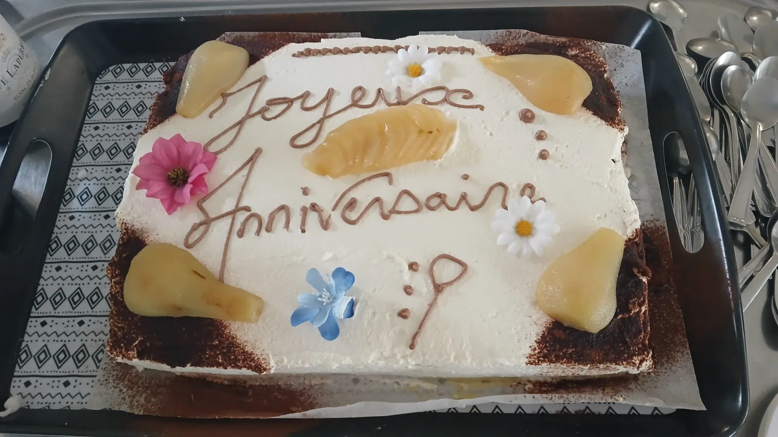 Gâteau « Joyeux Anniversaire » décoré de poires et de fleurs pour la fête des anniversaires à la résidence OBEO Nevers