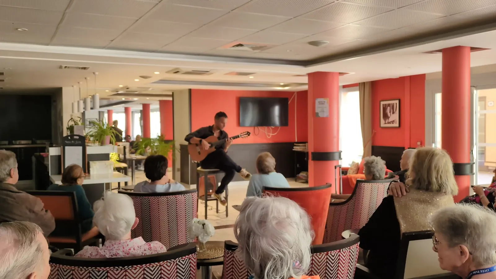 Concert live lors d’un anniversaire à la résidence OBEO de Fréjus
