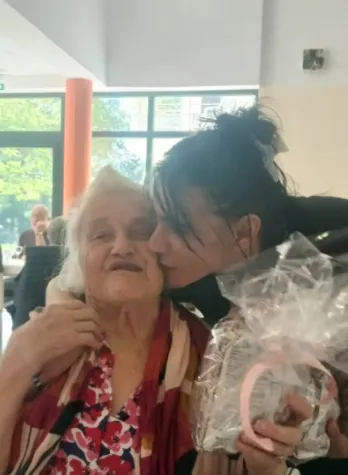 Une résidente reçoit un bisou et un cadeau d'anniversaire à la résidence OBEO Nevers