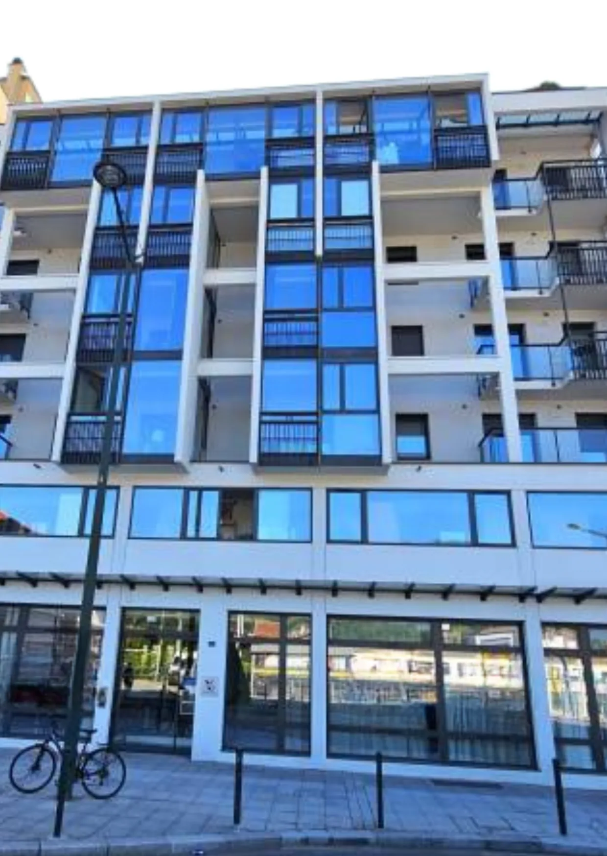 La façade vitrée de la résidence d'Aix-les-Bains vue depuis la rue