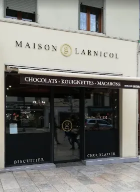 La devanture noire de la Maison Larnicol, lettrée Chocolats, Kouignettes, Macarons