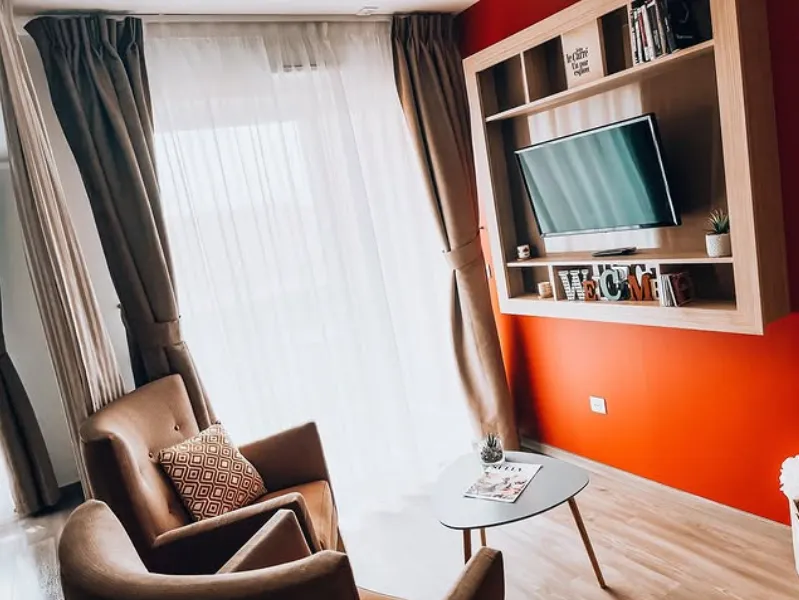 Séjour meublé d’un appartement de résidence services seniors, fauteuils près de la fenêtre