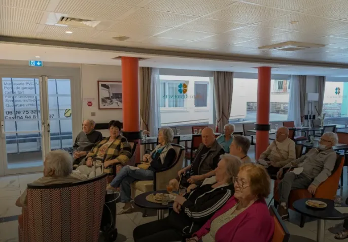 Concert de jazz devant les résidents à la résidence seniors OBEO de Fréjus