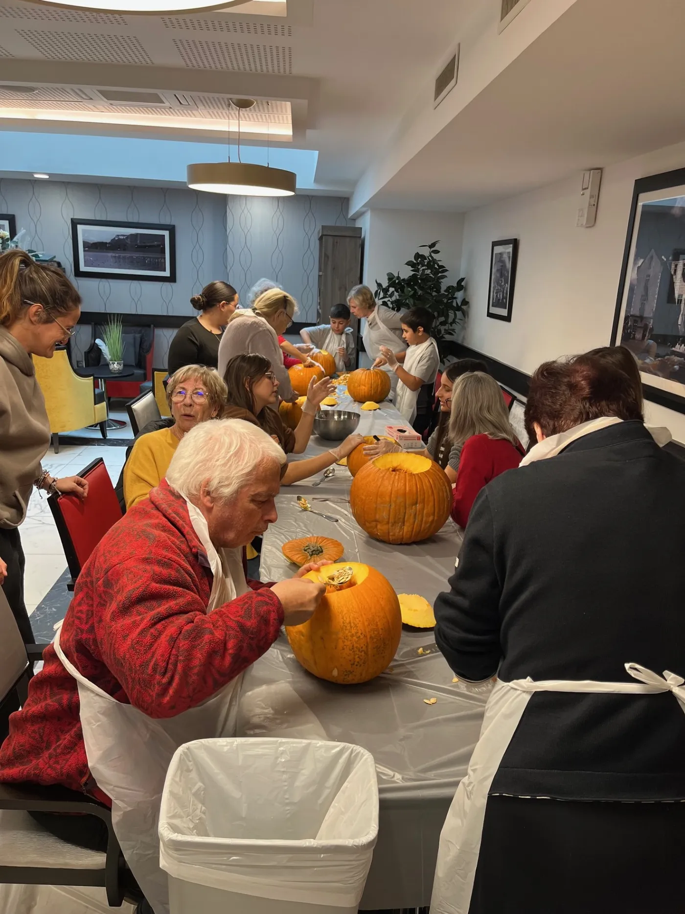 Résidents sculptant des citrouilles pour Halloween à la résidence OBEO d’Aix-les-Bains