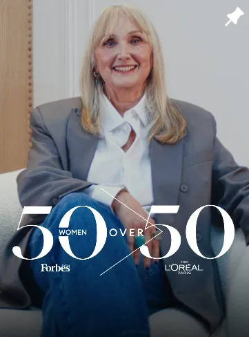 Image extraite d'une vidéo de la série 50 Women Over 50 de Forbes et L'Oréal, montrant une femme aux cheveux argentés