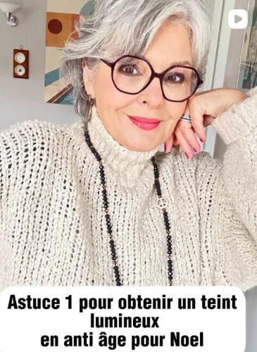 Une influenceuse aux cheveux gris filme un conseil beauté, sous-titré Astuce 1 pour obtenir un teint lumineux