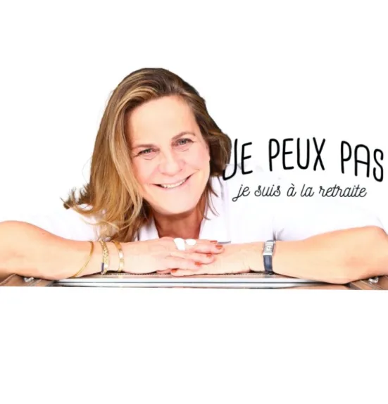 Portrait d'une femme souriante à côté du slogan Je peux pas, je suis à la retraite