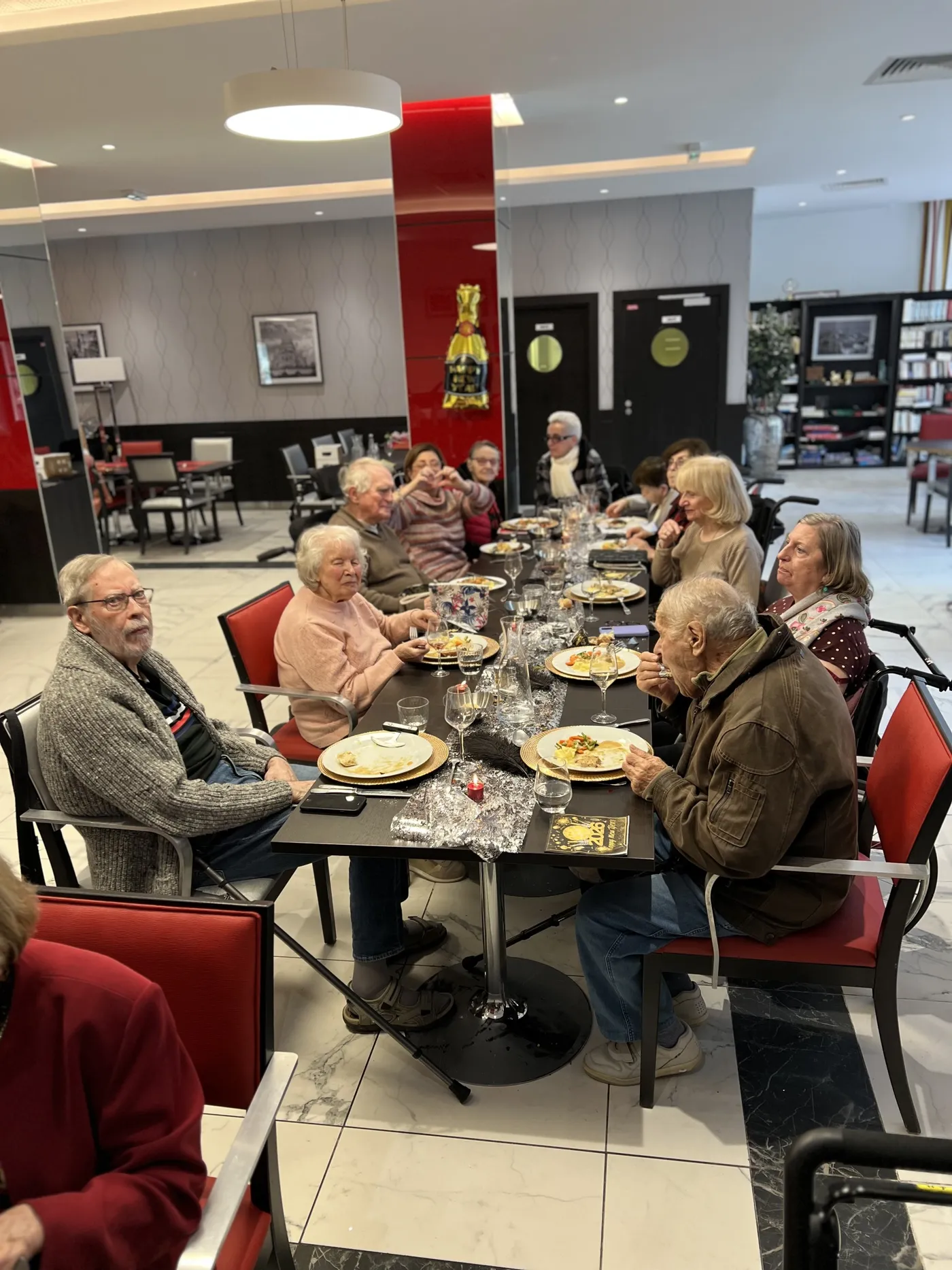 Des résidents à leurs tables au restaurant pendant le déjeuner du Nouvel An