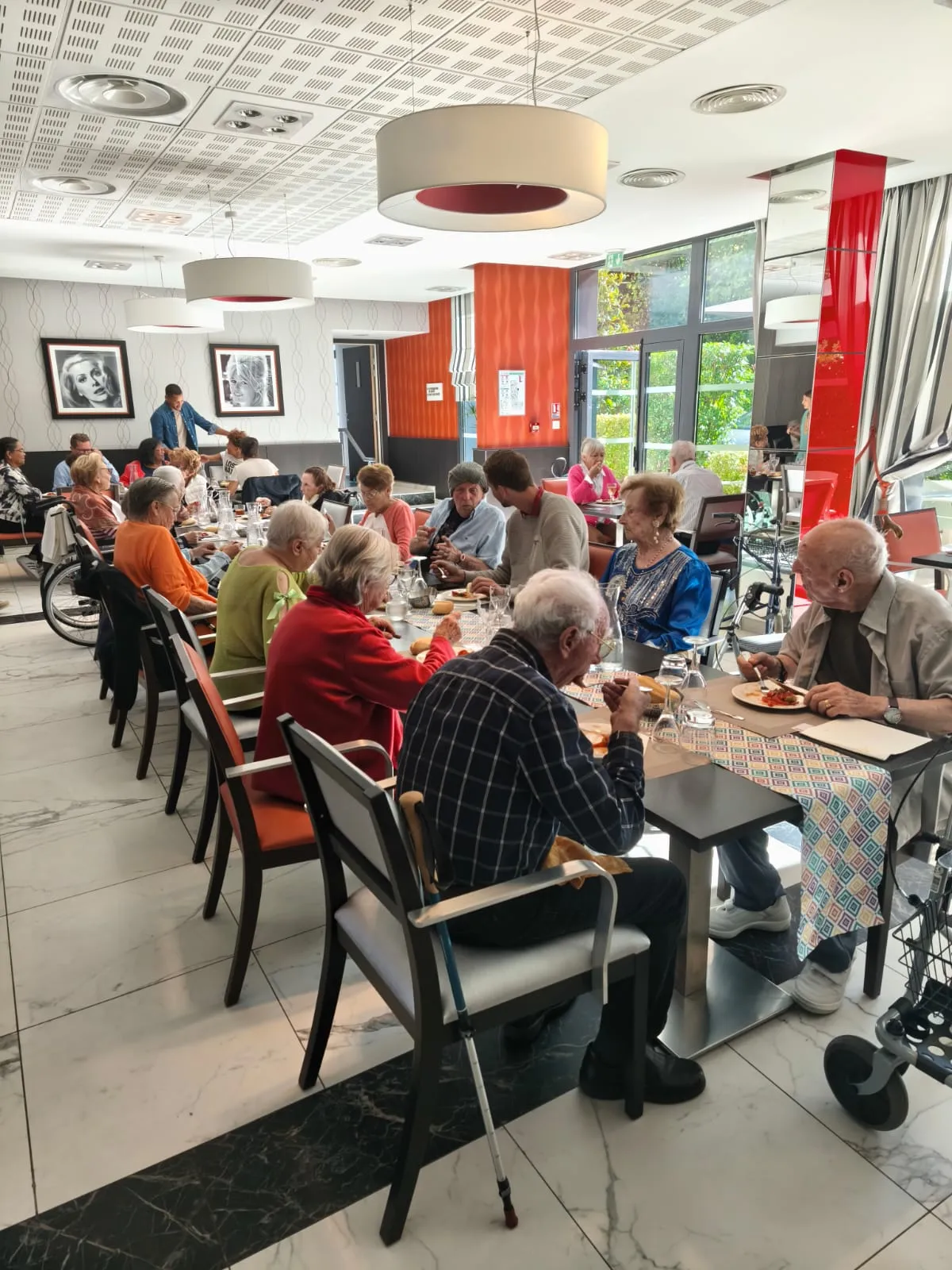 Repas à thème au restaurant d’une résidence seniors OBEO du Cannet