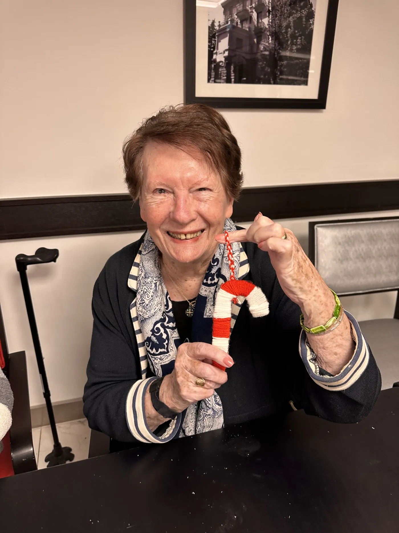 Une résidente montre le petit Père Noël qu'elle a confectionné