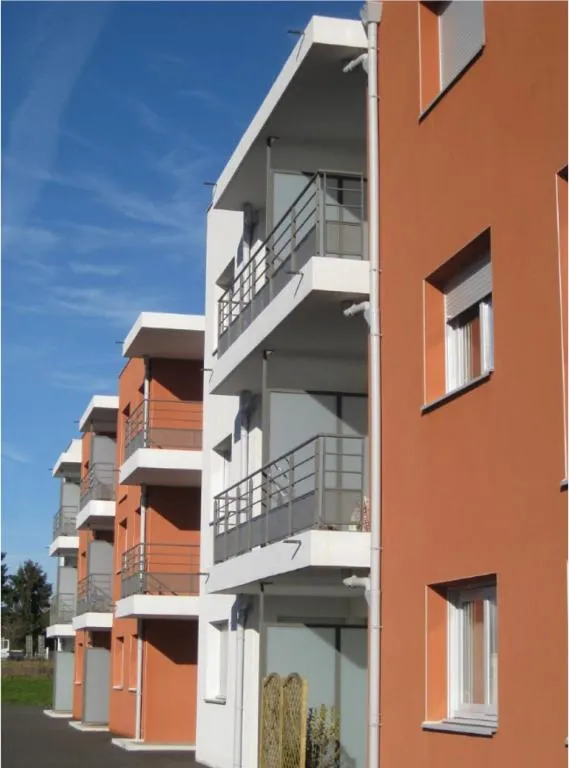 La résidence d'Yzeure et sa façade à balcons blancs et orange