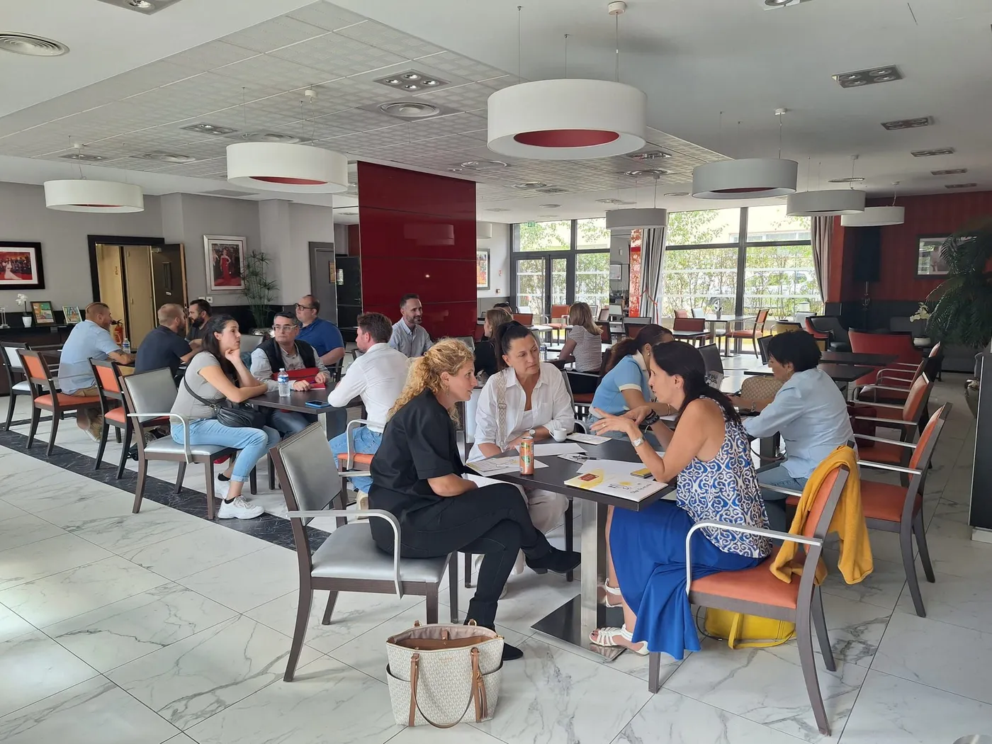 Des professionnels en discussion aux tables du restaurant de la résidence