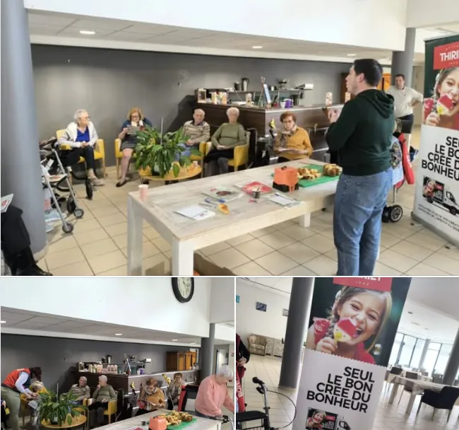 Montage d'une démonstration culinaire dans le salon, les résidents la suivant depuis leurs tables